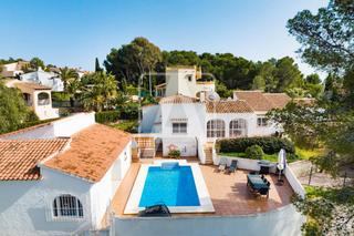 Xalet a Carrer l'om 1. Villa doble en venta en calpe, carrio