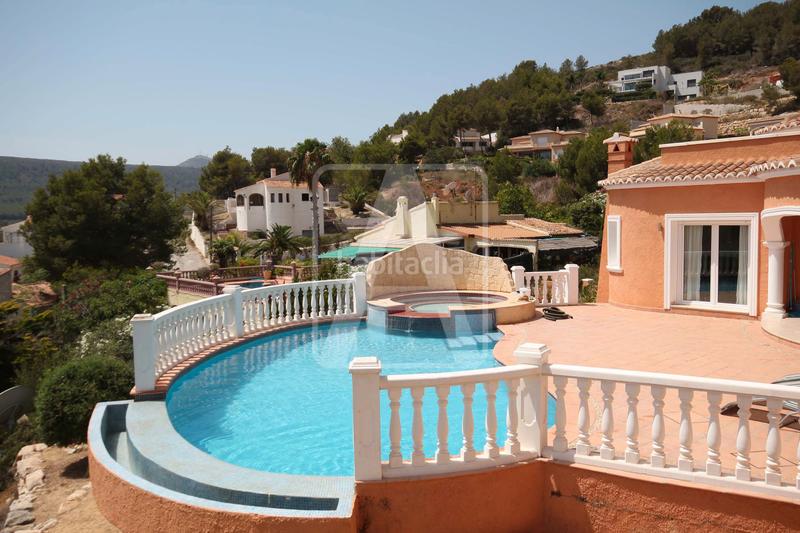 Foto c60cb866-4240-4ff9-bee6-dbbc4c838381. Chalet avec piscine dans Partida Comunes-Adsubia Xàbia