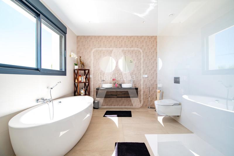 Foto 465d0b4c-47fd-47a3-ad10-e0272b610f55. Chalet villa en venta en La Fustera Benissa
