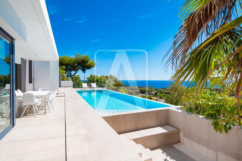 Foto 71800fda-d241-4c35-b989-ec145b9e3a94. Chalet villa en venta en La Fustera Benissa