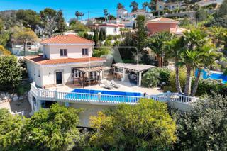 Chalet à Cometa. Villa con pista de tenis en venta en calpe