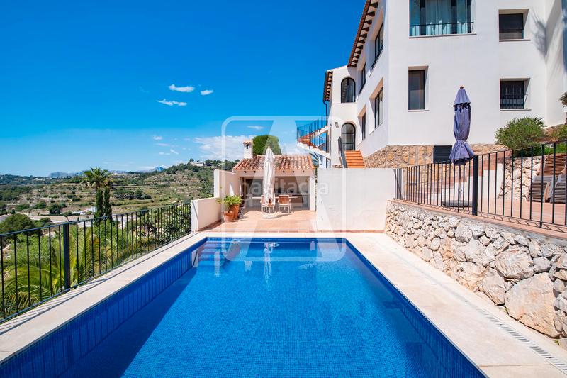 Foto 4bae1f43-7905-4a0c-8482-1f14fdfaf91b. Xalet amb xemeneia calefacció aparcament piscina a Benissa