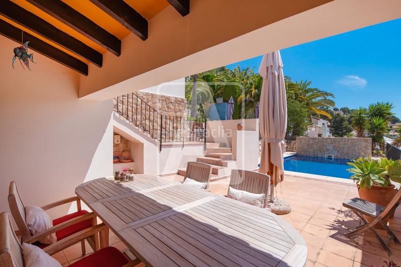 Foto b88fff2e-8b37-4bb8-9463-ec3b2d08b75b. Xalet amb xemeneia calefacció aparcament piscina a Benissa