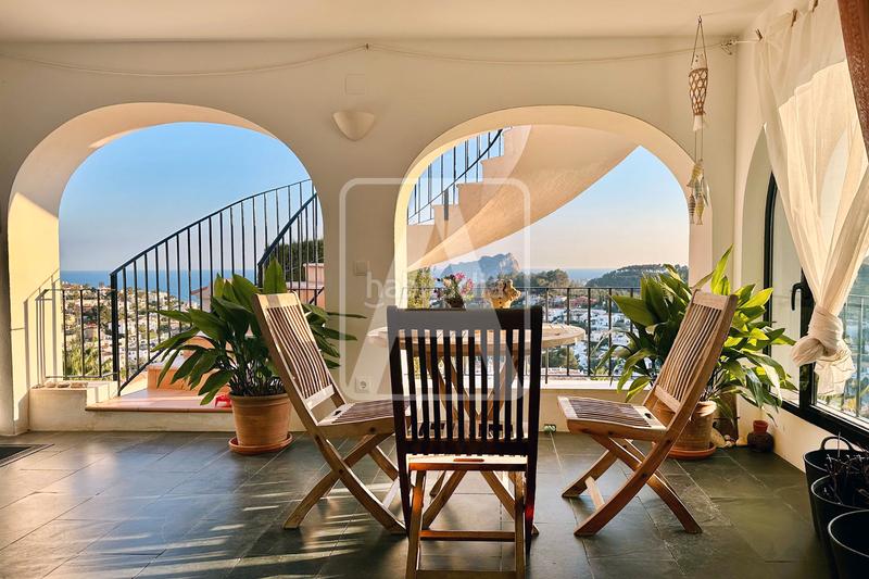 Foto f02b2b39-2edc-436a-a80b-8032423f5a9b. Xalet amb xemeneia calefacció aparcament piscina a Benissa