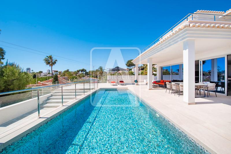 Foto d0f243dc-3f98-4961-9a39-b47ef4f878df. Xalet amb xemeneia calefacció aparcament piscina a Calp