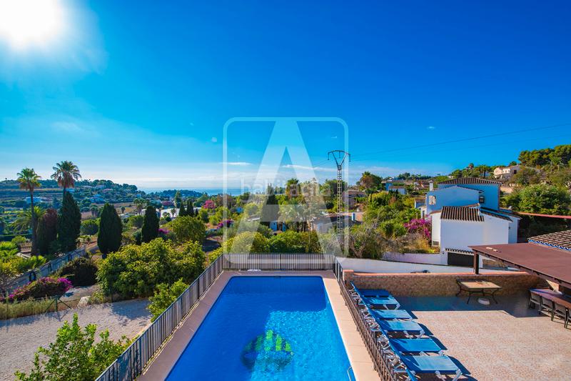 Foto 4ab8a649-61d5-4c80-b6ba-0d113eedc721. Chalet in partida benimarco 20a in Moraira