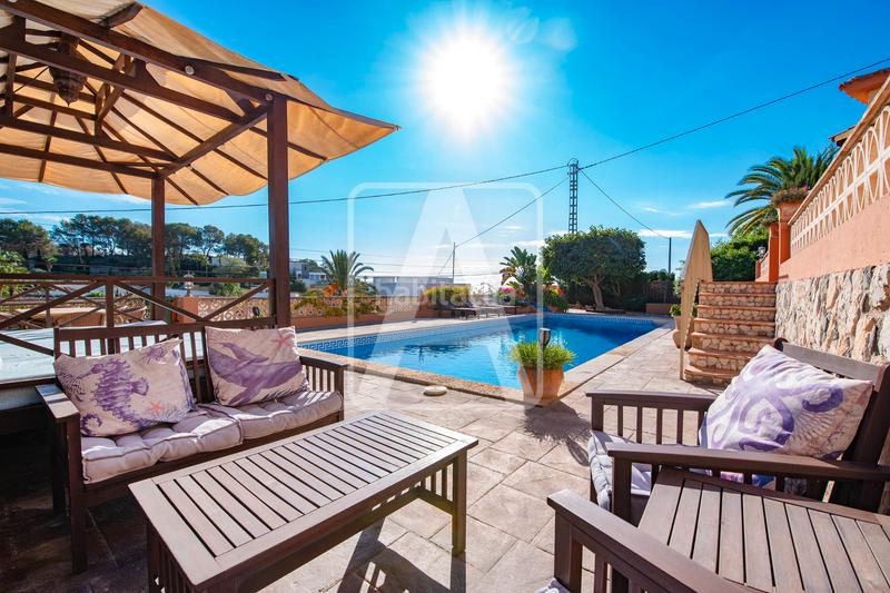 Foto 3b6479e5-2ae4-4eca-ada1-aa75c634cf3e. Chalet with parking pool in La Fustera Benissa