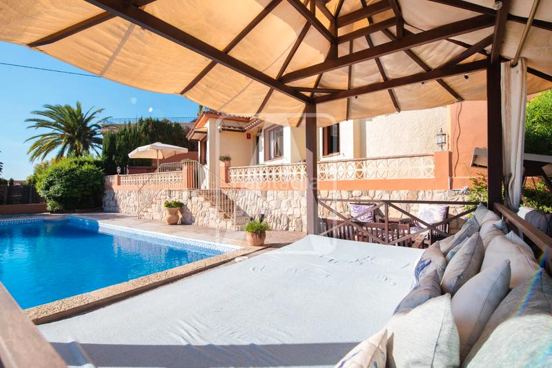 Foto 633d3a97-3214-4ac6-a7a5-d4143b643824. Chalet with parking pool in La Fustera Benissa