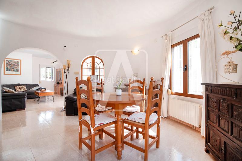 Foto 01c3a357-774b-44e0-b478-91d954fdf94e. Chalet con camino riscaldamento parcheggio piscina in Calp