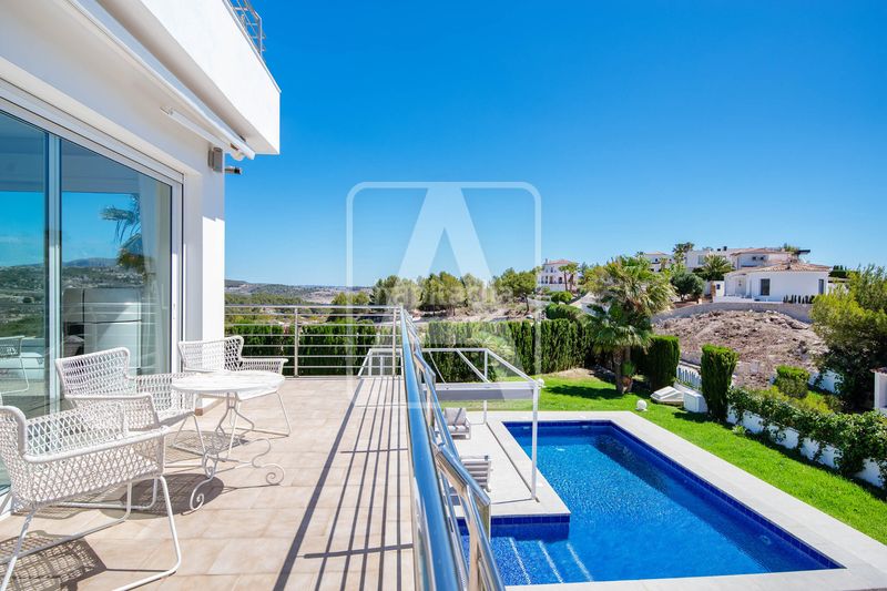 Foto 86408683-93f1-4ba3-9964-53c90cd32e97. Xalet amb xemeneia calefacció aparcament piscina a Moraira