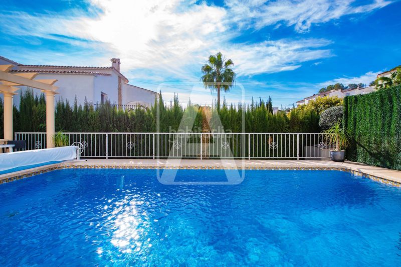 Foto ca90a97e-170d-4e0e-9e70-be71c7bfee1a. Xalet amb xemeneia calefacció aparcament piscina a Benissa