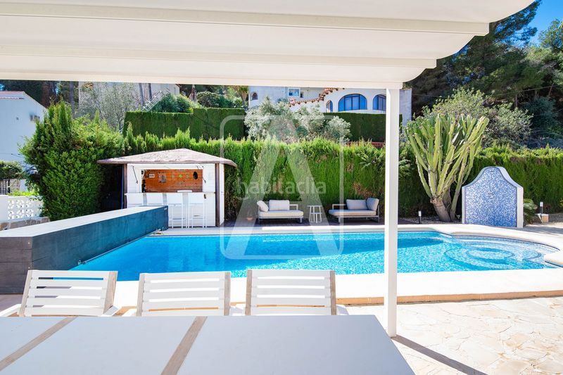 Foto 13dda474-e0b7-4829-bd71-c60f36d1e3b5. Xalet amb calefacció aparcament piscina a Cala Advocat-Baladrar Benissa