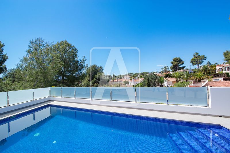 Foto 1a619b2a-4a5c-49a3-9287-0c361df9fff6. Xalet amb calefacció aparcament piscina a Cala Advocat-Baladrar Benissa
