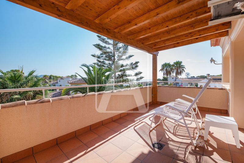 Foto 49496172-940d-4f5d-839f-5d8b5e300eb4. Chalet en La Fustera Benissa