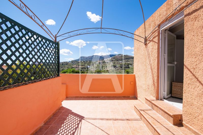 Foto a8dd63f5-581c-473b-9eb1-c865d5af4510. Chalet en La Empedrola Calp