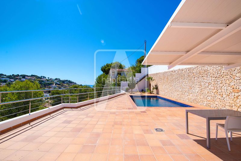 Foto 92a30488-5560-4a48-a8d4-87ec1a892f6b. Xalet amb calefacció aparcament piscina a Cala Advocat-Baladrar Benissa