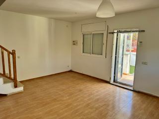 Casa adossada a Pobla de Montorns (La). Varias terrazas y amplio jardn