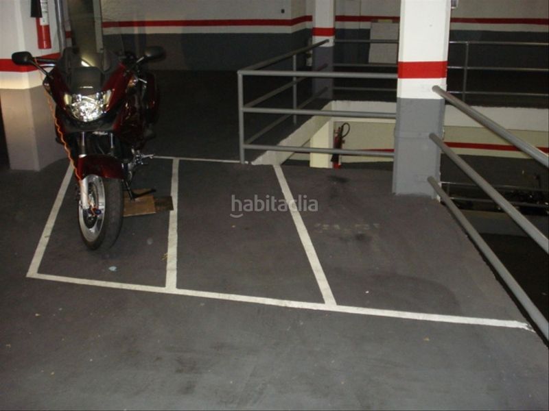 Foto 03d6d76f-27f2-4e55-8719-fd659df7d30c. Motorcycle parking in Sagrada Família Barcelona