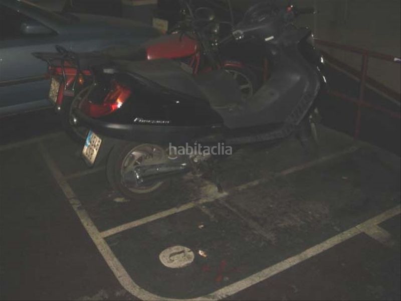 Foto 55b1b929-9d97-4c83-9ffc-adba7a38ffd5. Motorcycle parking in Sagrada Família Barcelona