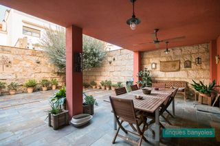 Casa  Carrer sant esteve. Casa con 5 habitaciones con parking, calefaccin y aire acondici