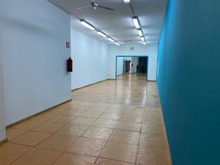 Local Comercial  Carrer d'olot. Local de 246 m2 a besalú