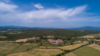 Masia a Pontós. Masia per restaurar amb 45.000 m2 de camps