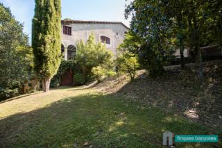 Masia a Preses (Les). Masia pairal a la vall d'en bas - la pinya