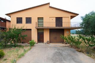 Casa  Carrer girona. Casa dintre el poble maiá de montcal