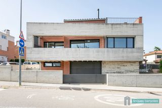 Xalet  Carrer pius x. Casa tipus xalet semi - nova amb excel.lens acabats