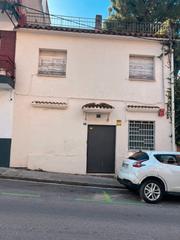 Casa a Carrer ausiàs march 6. Casa con amplia fachada a rehabilitar