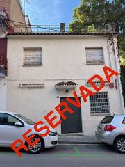 Casa a Carrer ausiàs march 6. Casa con amplia fachada a rehabilitar