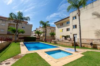 Apartament a Alcanar. Planta baja con patio y piscina
