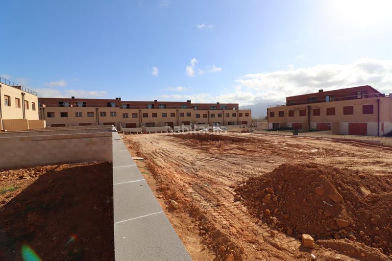 Foto 8e8a5680-bea9-4748-a516-972951e3fa75. Casa pareada casas apareadas en zona alta en Ulldecona