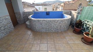 Casa a Ulldecona. Casa en ulldecona con garage y pequeña piscina en la terraza.