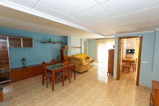 Appartamento in Alcanar. Fantástico piso de tres dormitorios y terraza.