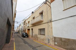 Maison à Alcanar. Gran casa distribuida en planta baja mas dos plantas altas. posi