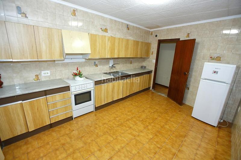 Foto 0fb20d65-8d5b-40e6-8fd7-004fe525cffa. Casa gran casa distribuida en planta baja mas dos plantas altas. posibilidad de hacer dos viviendas. en Alcanar