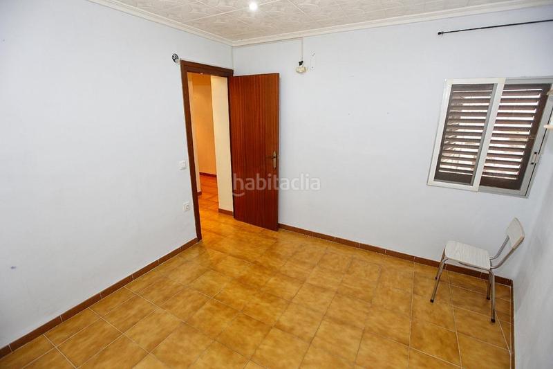 Foto 61e8a7e6-c504-4bbd-8af5-efd6dcbb89be. Casa gran casa distribuida en planta baja mas dos plantas altas. posibilidad de hacer dos viviendas. en Alcanar