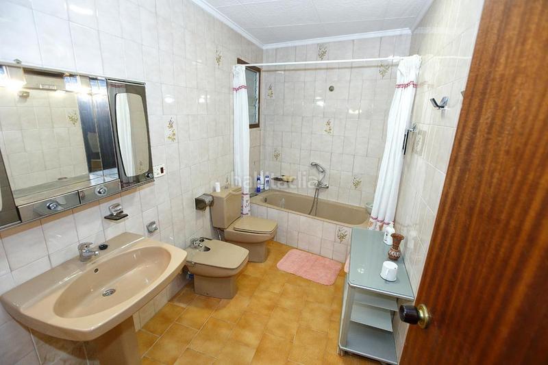 Foto 90492ef4-2ac0-4e33-a83f-c202788cbe10. Casa gran casa distribuida en planta baja mas dos plantas altas. posibilidad de hacer dos viviendas. en Alcanar