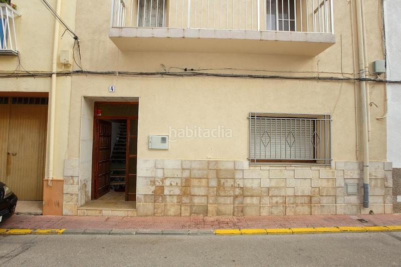 Foto a73114f4-c8ef-48cc-95a5-5a558af37522. Casa gran casa distribuida en planta baja mas dos plantas altas. posibilidad de hacer dos viviendas. en Alcanar