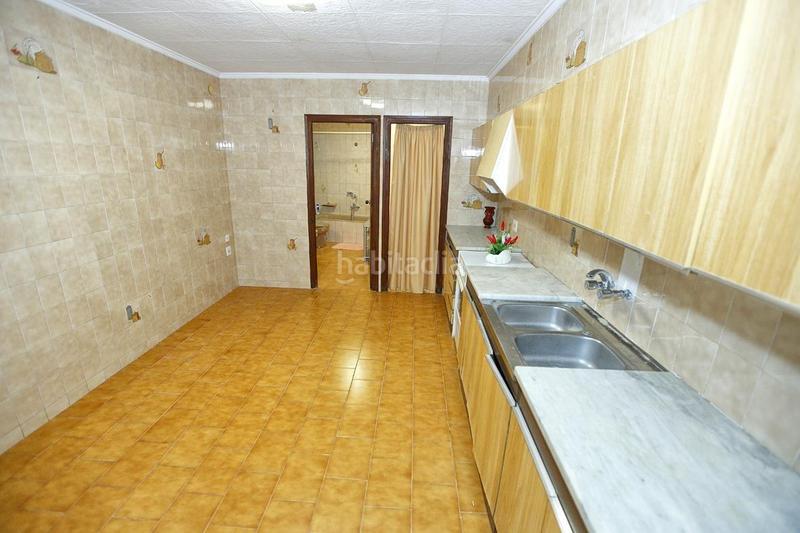 Foto ba73a3ef-71ca-4569-8812-df9bb0515167. Casa gran casa distribuida en planta baja mas dos plantas altas. posibilidad de hacer dos viviendas. en Alcanar