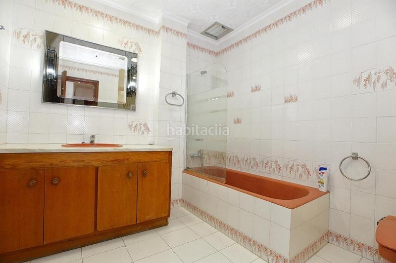 Foto ed9f321d-9218-41ac-9072-bb60eec1f3af. Casa gran casa distribuida en planta baja mas dos plantas altas. posibilidad de hacer dos viviendas. en Alcanar