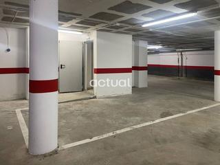 Aparcament cotxe  Escoles. Plaza de aparcamiento centro platja daro