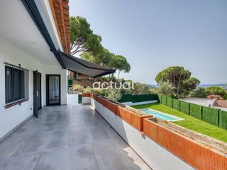 Casa  Calle noguera. Casa totalmente reformada con piscina, bodega y amplio garaje en