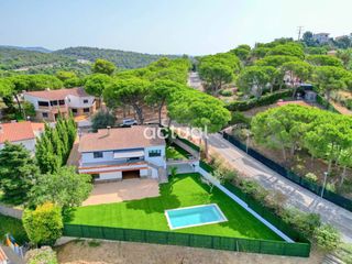 Casa  Calle noguera. Casa totalmente reformada con piscina, bodega y amplio garaje en