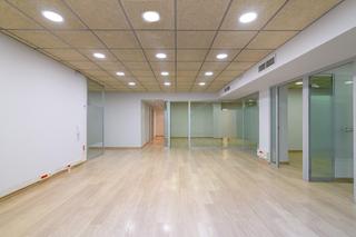 Lloguer Oficina a El Camp de l´Arpa del Clot. Oficina singular