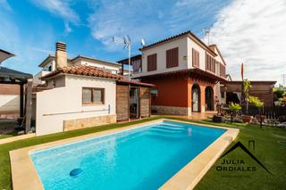 Maison à Piera. Casa en venta en la plana, 4 dormitorios.