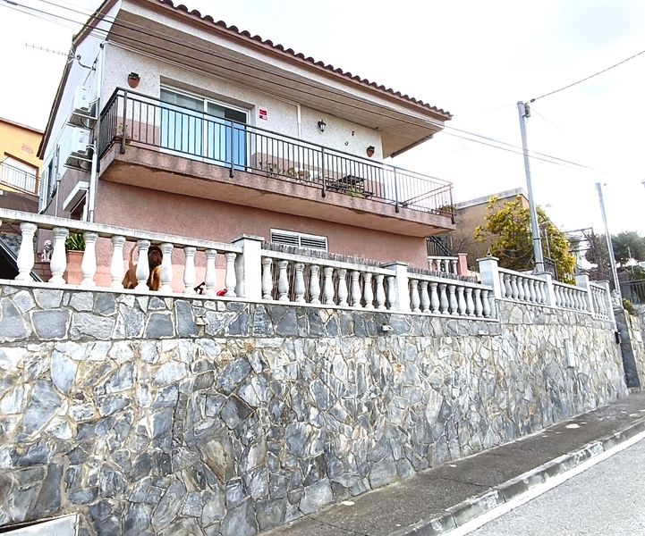 Foto b708bdee-8b0d-41bb-9800-1f430340f2c9. Xalet amb calefacció a Torrelles de Llobregat