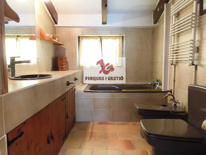 Foto 17a93dfb-fad9-4b62-8920-5e42c9e81bb1. Xalet amb xemeneia calefacció piscina a Torrelles de Llobregat