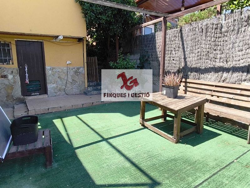 Foto b67acbd8-d04d-4acc-80df-b8125676c14b. Xalet amb xemeneia calefacció piscina a Torrelles de Llobregat